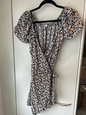 Hollister Wickelkleid Blumenmuster Grösse S