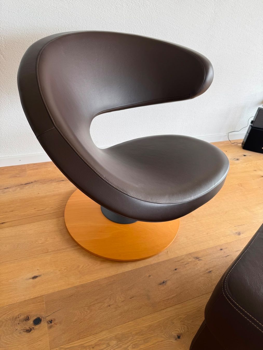 Poltrone: Lederdrehsessel mit Hocker, wie neu ! – Usato da Schindellegi venduto da wbosschieter