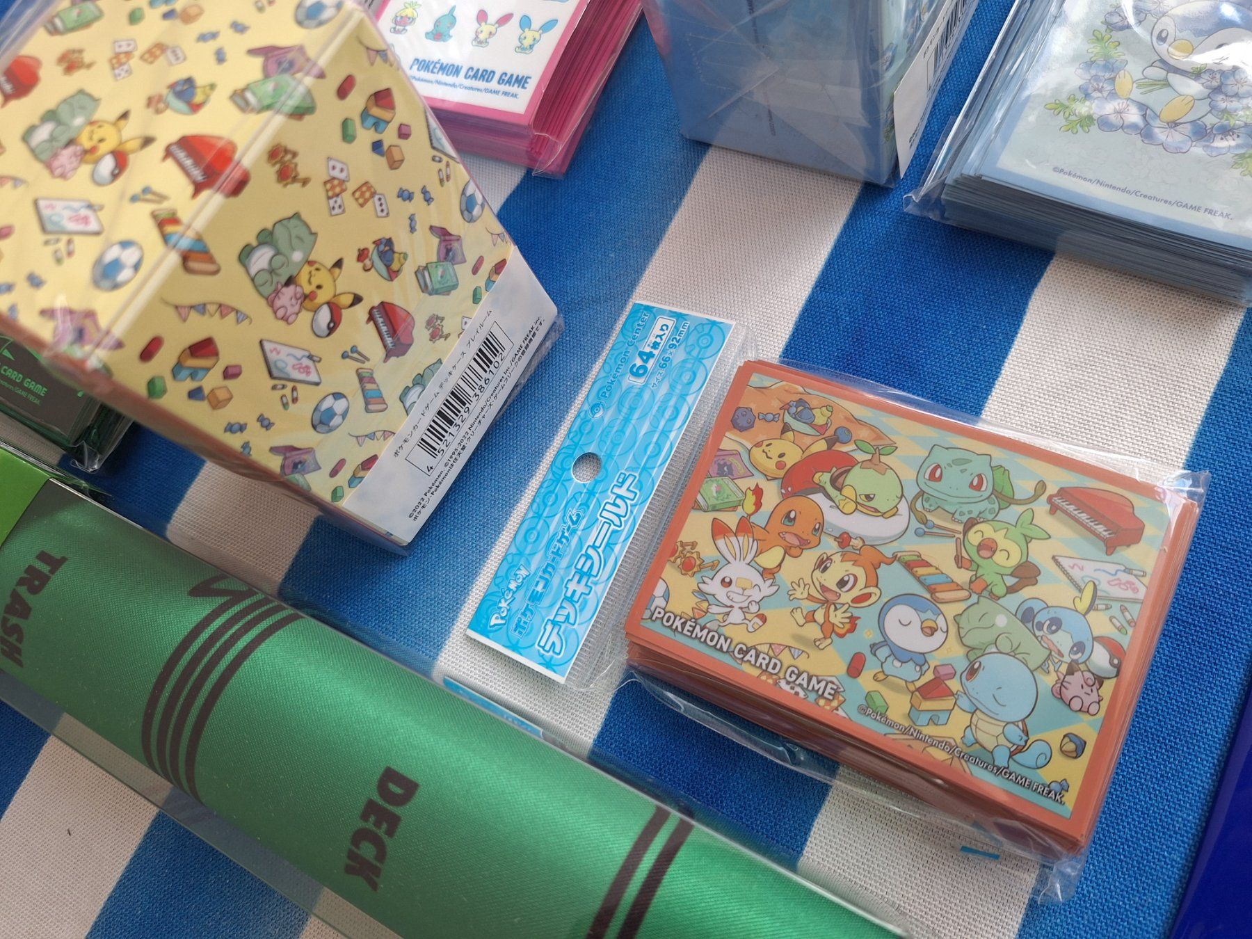Pokémon Sammelbilder & Trading cards: 17-teiliges JP Pokemon Center Set; Sleeves, Deck Boxes – Neu und originalverpackt aus Spreitenbach von misi.m 6