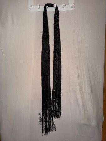 Schwarzer Schal mit Silberfäden
