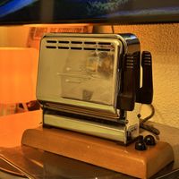 Antiker Jura Toaster Typ 1125H (selten) verchromt Holzsockel