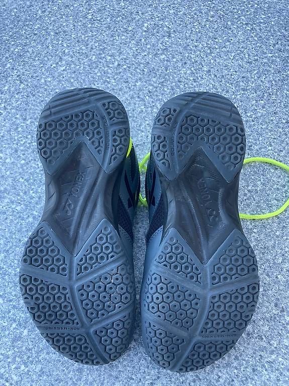 Yonex Scarpe da uomo: Hallenschuh Yonex Badmintonschuh Gr. 37 – Usato da St. Pelagiberg venduto da Yellow73 3