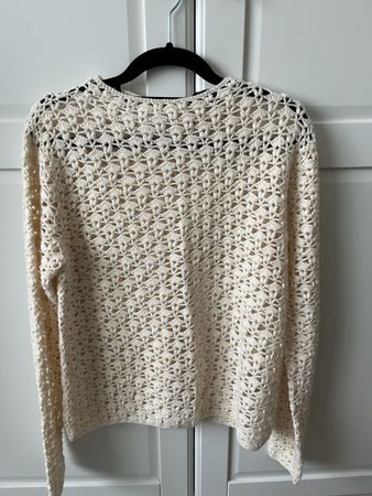 Butterfarbiger Pullover mit Löchern