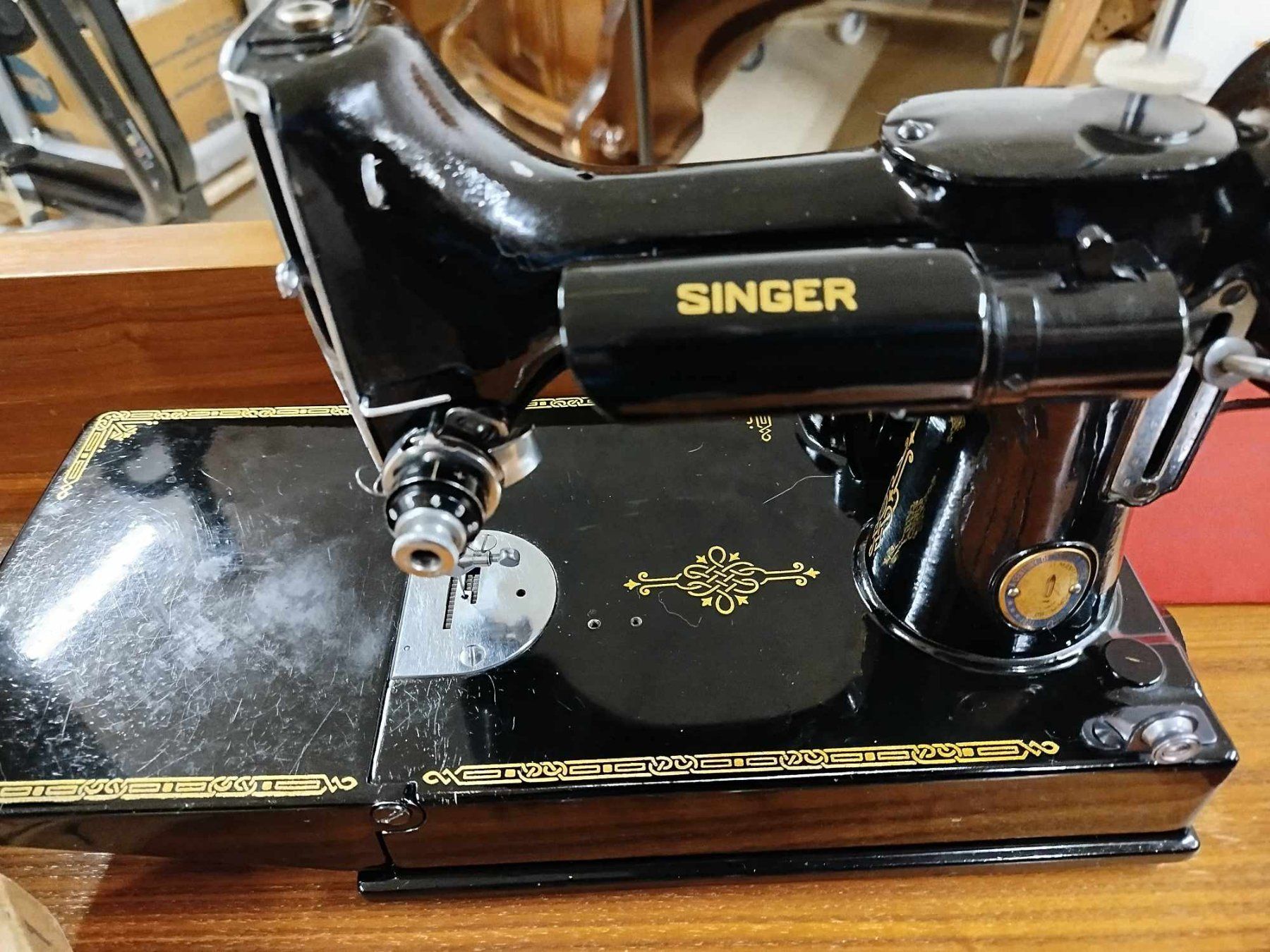 Singer Macchine da cucire: Machine à coudre (nr 9 ) – Usato da La Chaux-de-Fonds venduto da Emmaus2300CDF 1