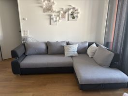 Bequemes Sofa mit Auszieh-Funktion und Stauraum