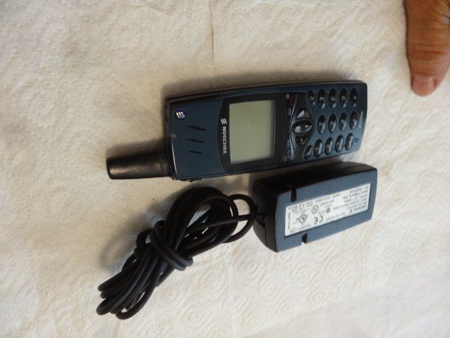 Ericsson Telefoni cellulari / Smartphones: ERICSSON ANTIK NATEL MIT LADEGERAT-LÄÜFT – Usato da zürich venduto da ahmad01 2