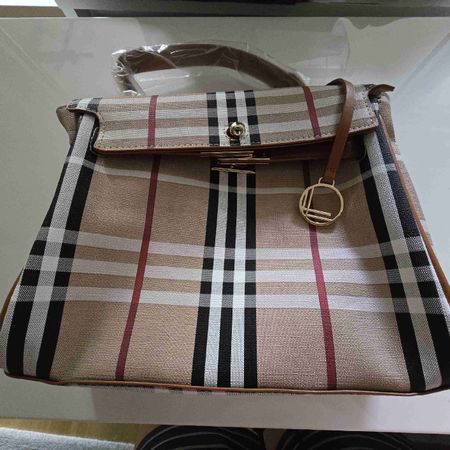 Damen Handtasche Karomuster Kunstleder Details neu