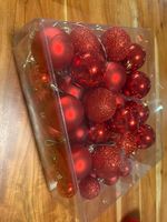 Rote Weihnachtskugeln 47x mit Lichterkette