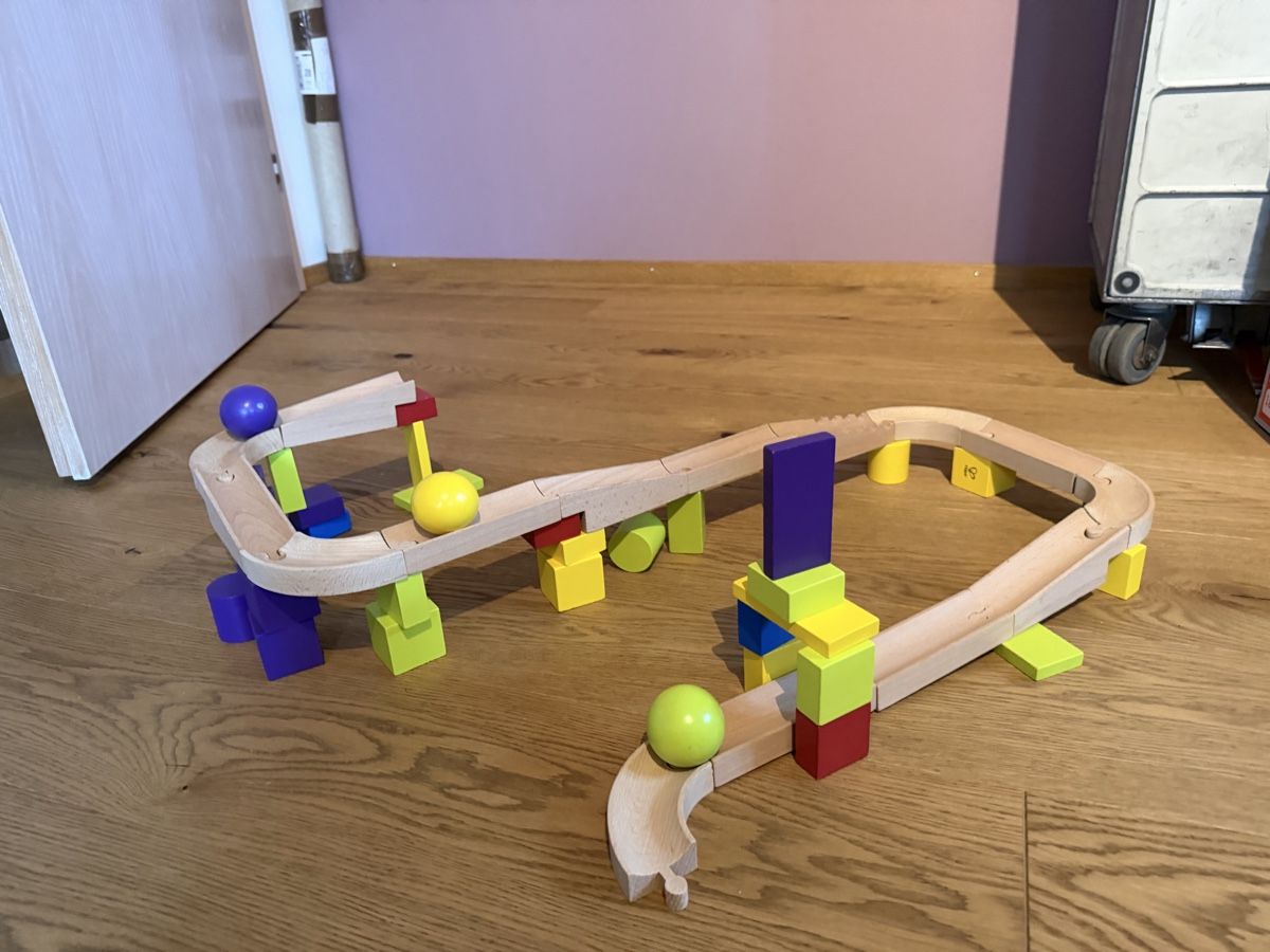 Hape Giocattoli: Hape Kugelbahn mit Domino Bausteinen – Usato da Effretikon venduto da Saendu24 1