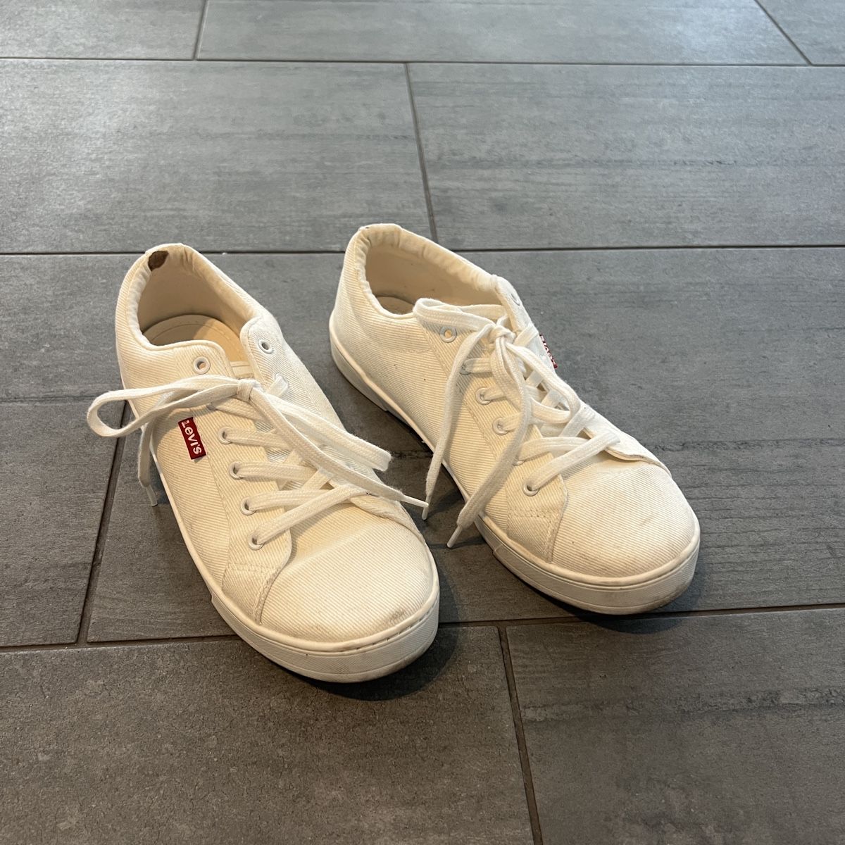 Levi's Scarpe da donna: White Levi's Sneakers - Size 40 - Lightweight Canvas! – Usato da Ostermundigen venduto da mar_6bs5