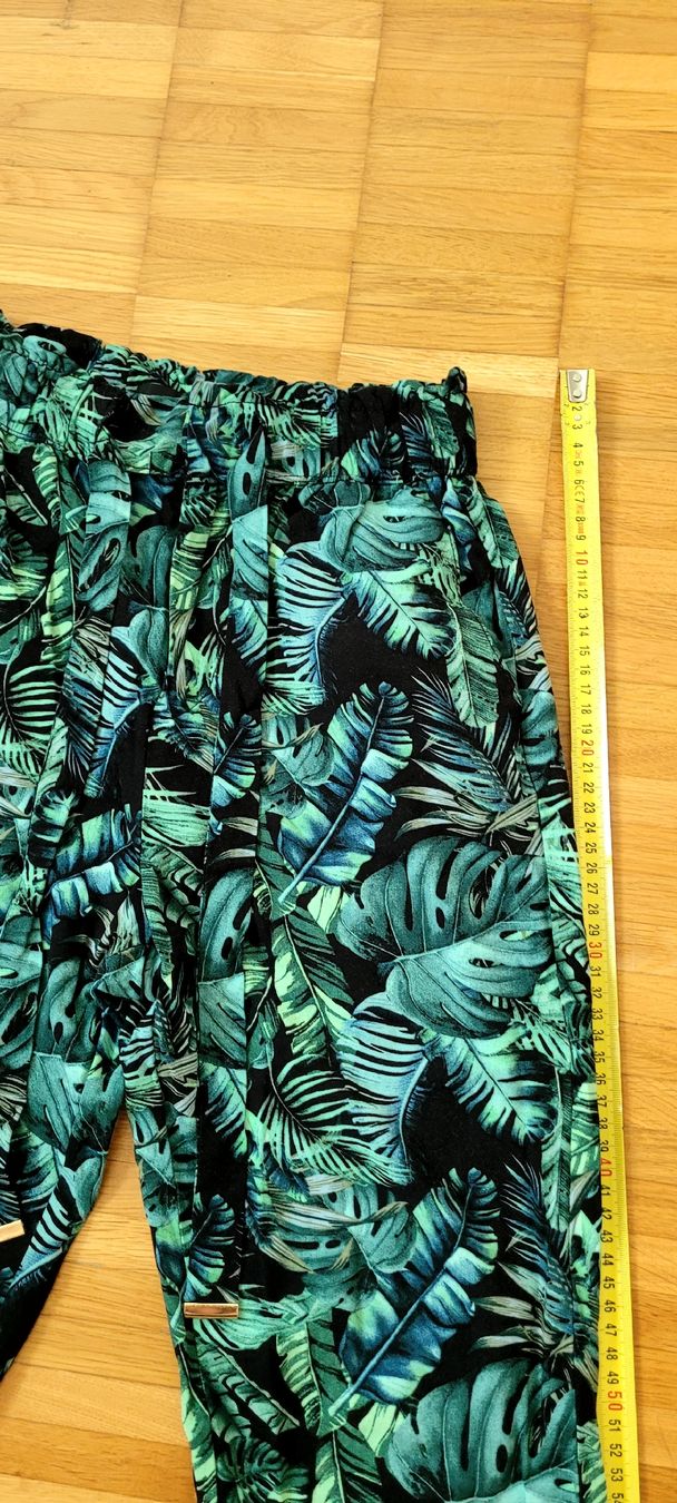 Pantaloni: Sommerhose mit Blattmuster, Grösse 36 neu – Nuovo (secondo la descrizione) da Emmenbrücke venduto da gatasalvache 1