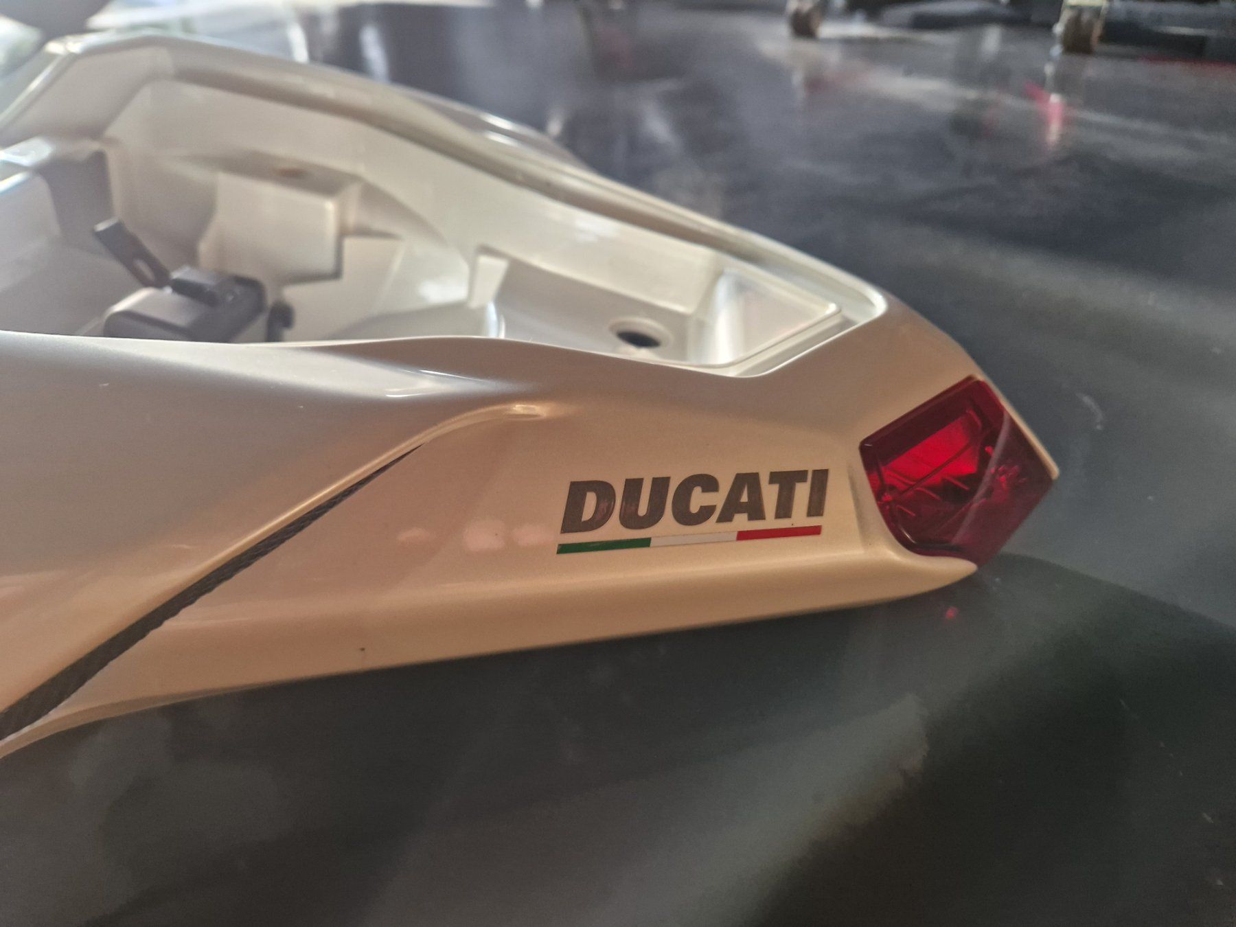 Ducati Tutti i ricambio per moto: Ducati 1198 Verschalung perlweiss, ORIGINAL – Usato da Zofingen venduto da alb_l99r 4