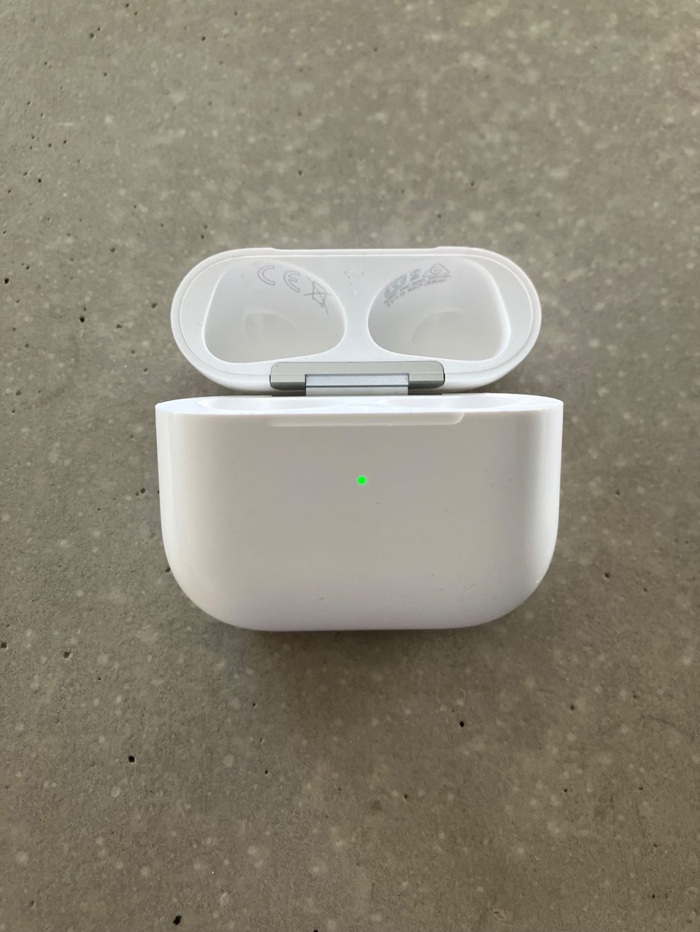 Apple Kopfhörer: Apple AirPods 3 Case – Gebraucht aus Lausanne von mr.v