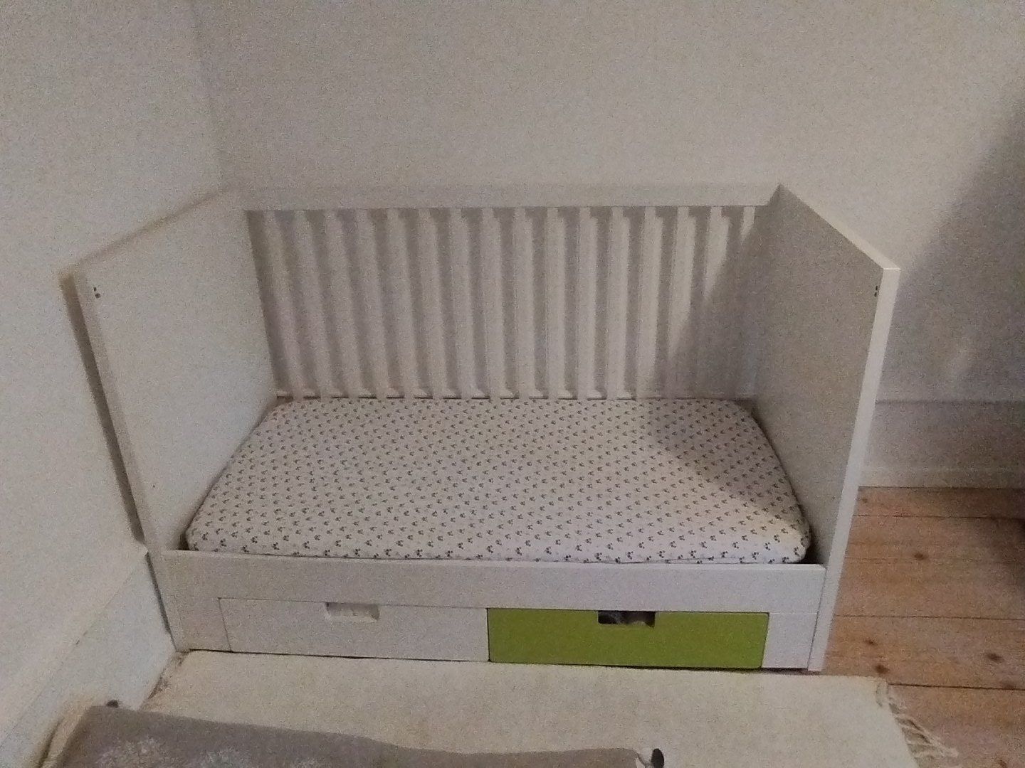 Ikea Letti: Lit bébé évolutif et table à langer – Usato da L'Abergement venduto da mme_6rmr 1