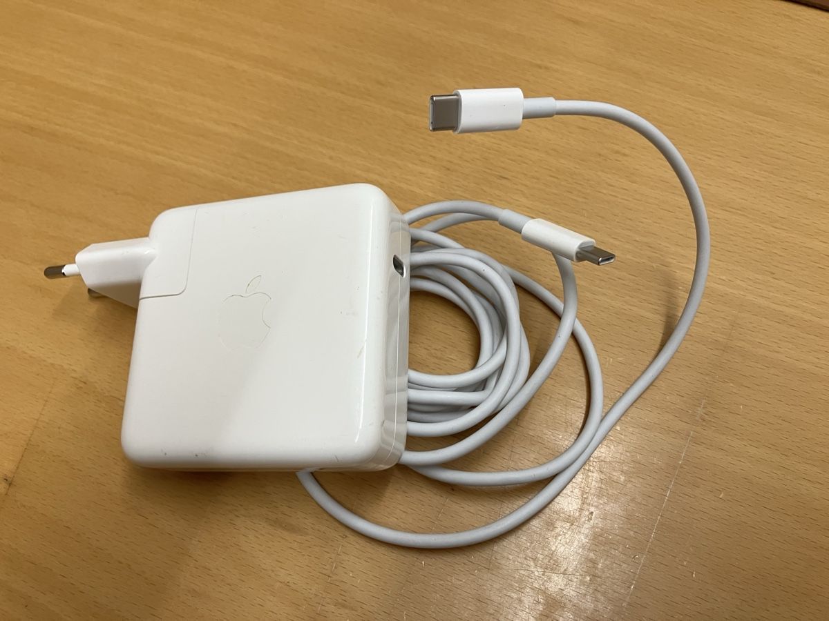 Apple Chargeur: Apple 61W Ladegerät Macbook – D'occasion à Arlesheim par vampicki 1
