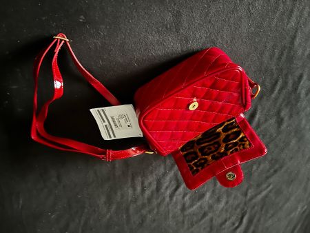 Rote Lackleder Tasche mit Leopardenfutter, im Sommer-Look