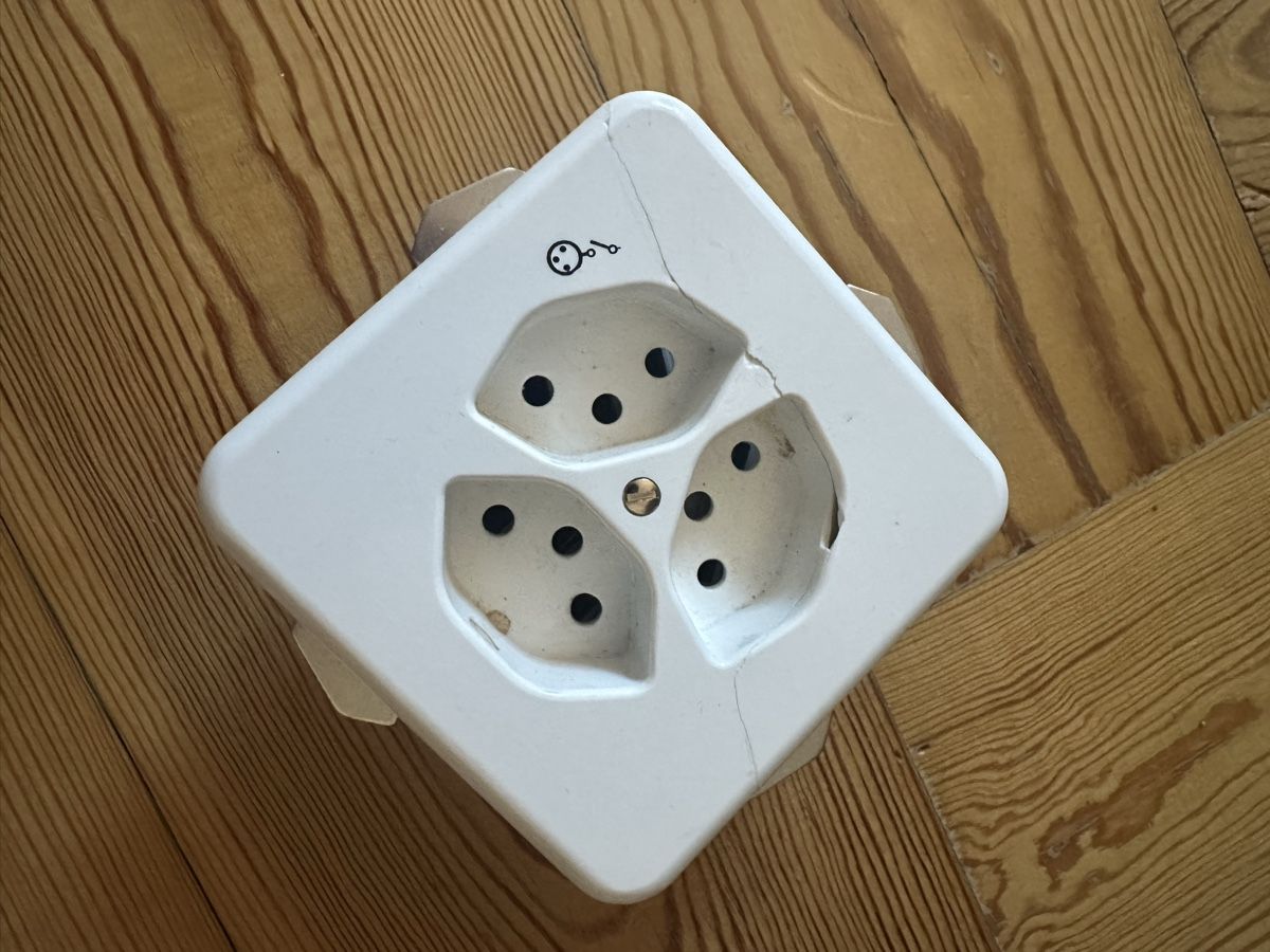 Spine: Swiss Socket Outlet/ Schweizer Steckdose – Usato da Zürich venduto da chayen