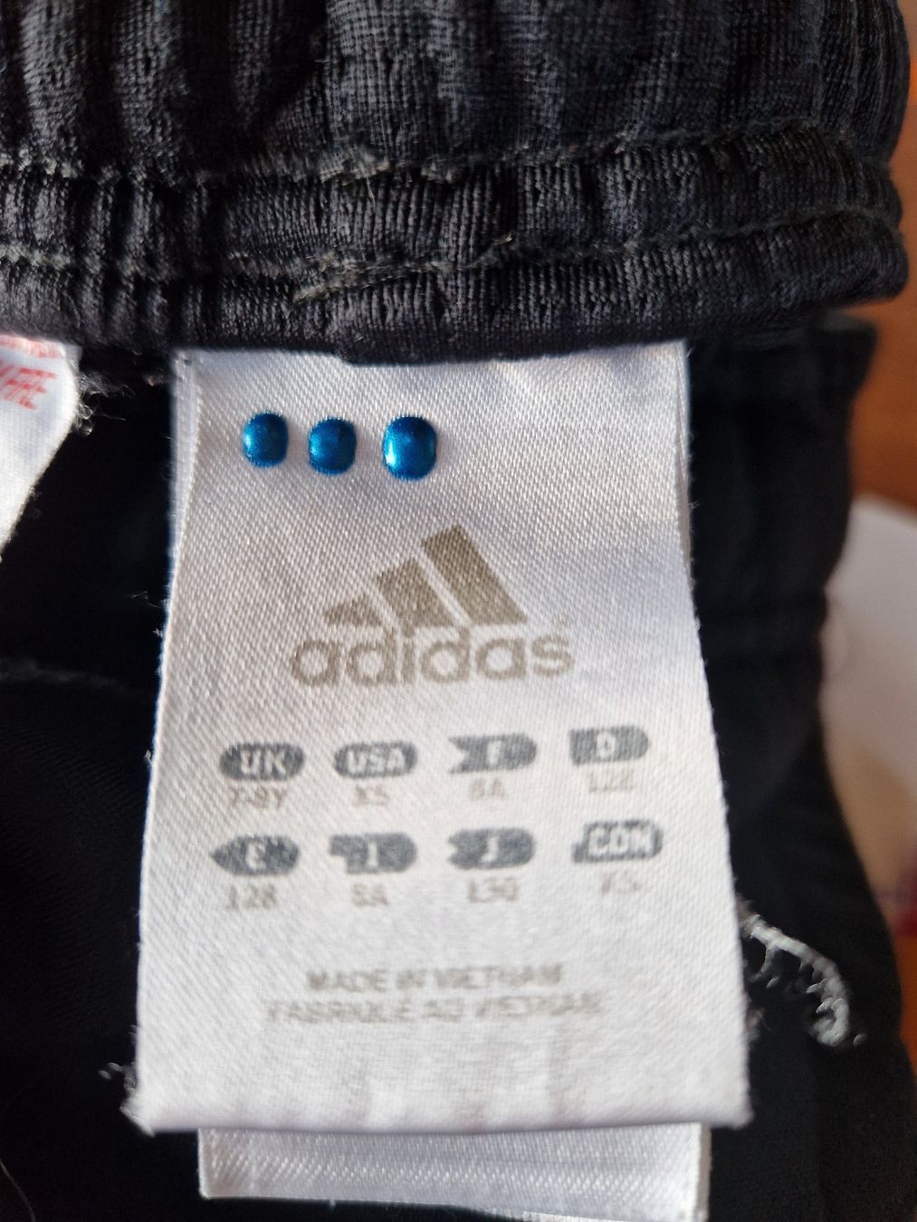 Adidas Hosen: Trainerhose Adidas 128 7-9 Y mit Loch – Gebraucht aus Giswil von monimaus08 1