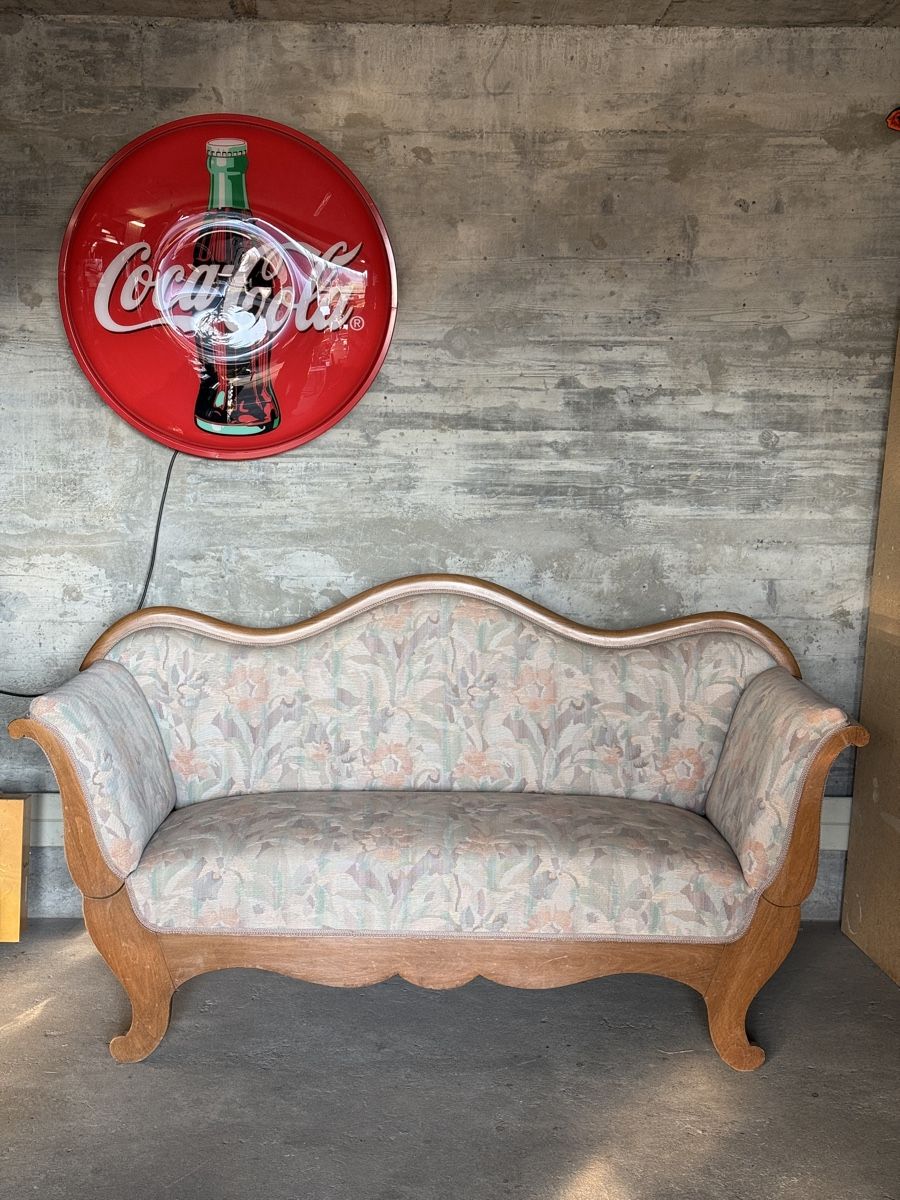 Divani: Antikes Sofa / Holzsofa / Zweiersofa – Usato da Port venduto da GaragenGold