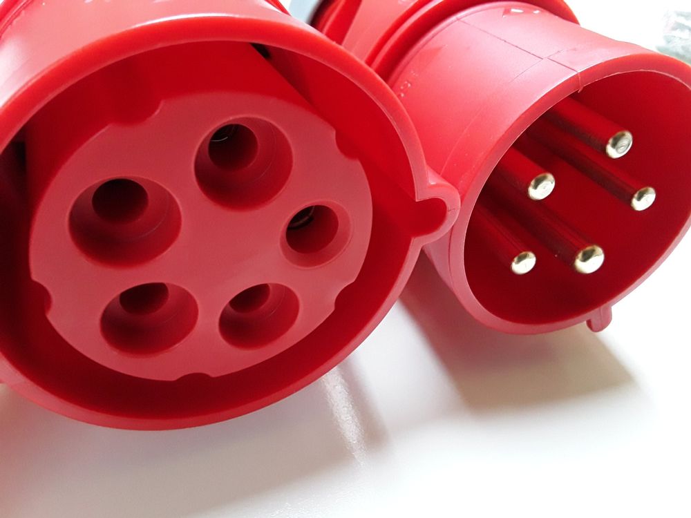 Verlängerungskabel Gummi, CEE 32A, 5x6mm2, 3.9m (Gebraucht) in Niederbipp für CHF 48 – mit