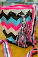 Sac selon technique Wayuu - fond blanc cassé et formes color