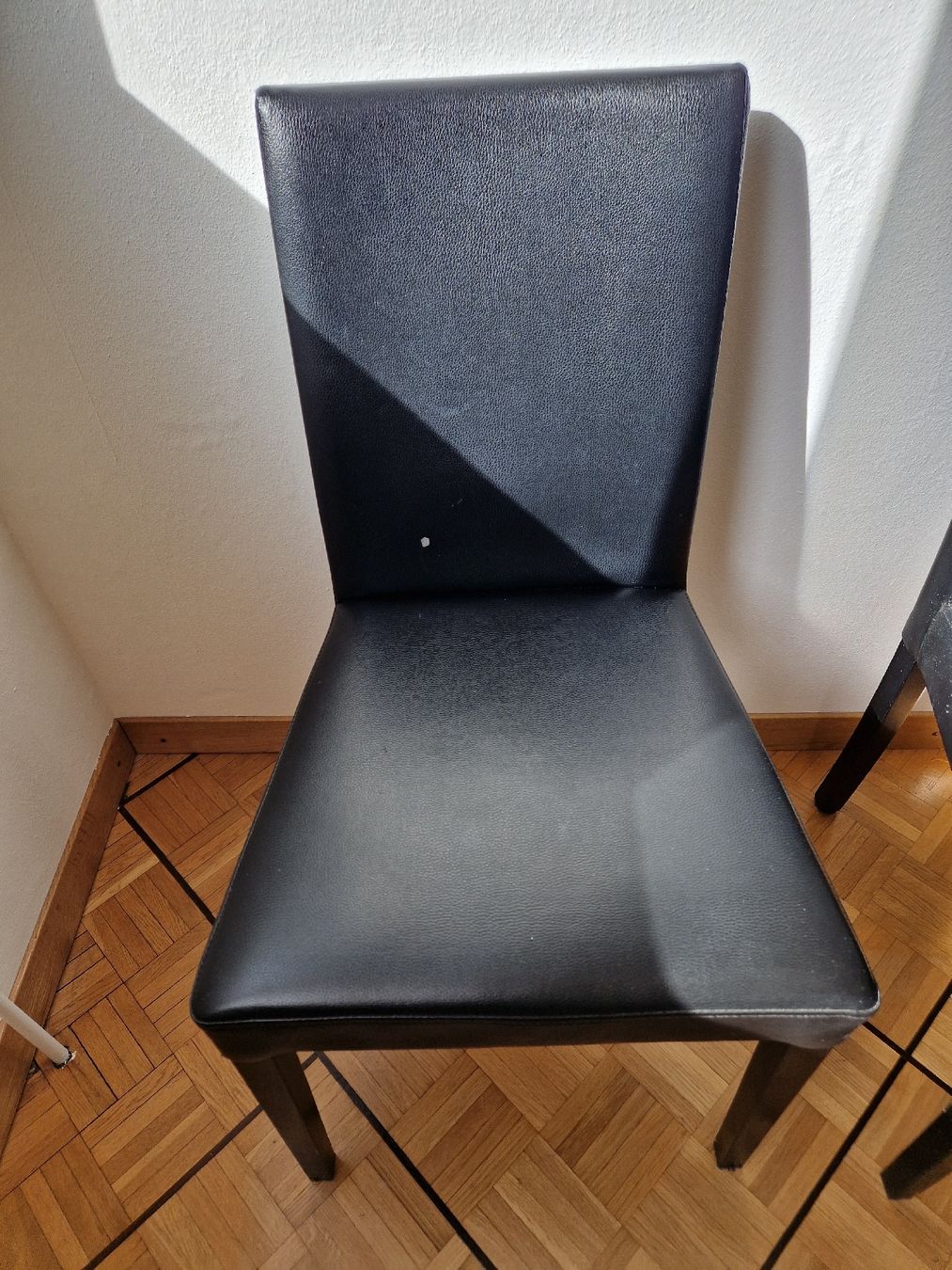 Sedie: Lot de 7 chaises en cuir noir – Usato da Petit-Lancy venduto da zes_6jhm 5