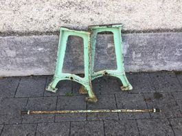 Alte gebrauchte Gusseisen Industrie Füsse oder Beine