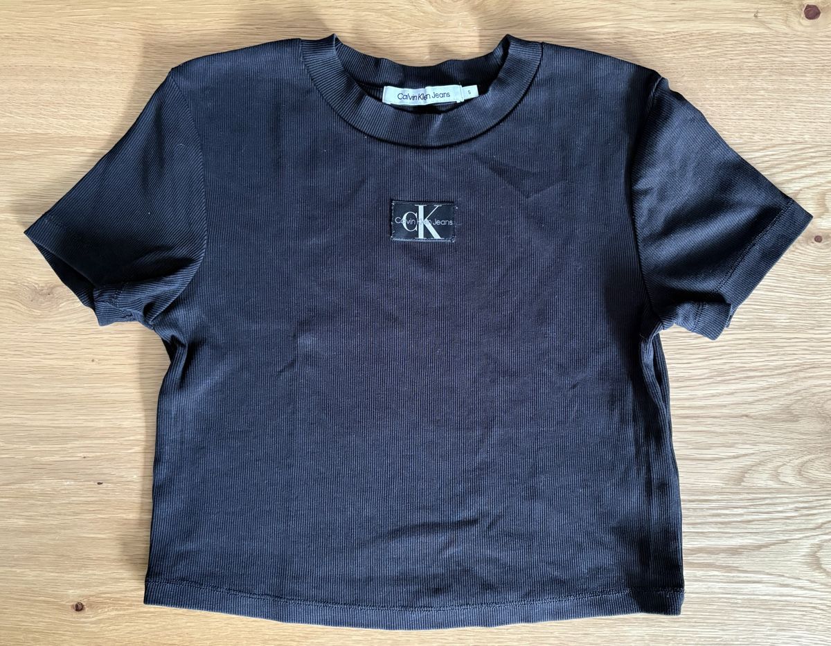 Calvin Klein T-shirts: Haut Calvin Klein – D'occasion à Martigny par jcj_j2fb