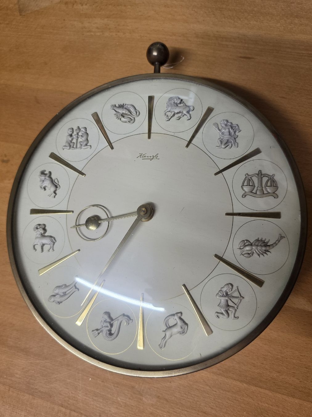 Montres: Wand Uhr mit Sternzeichen Motiv   – D'occasion à Büsserach par Divina86 1