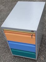 Metallkorpus- Metallschrank, abschliessbar mit 2 Schlüssel