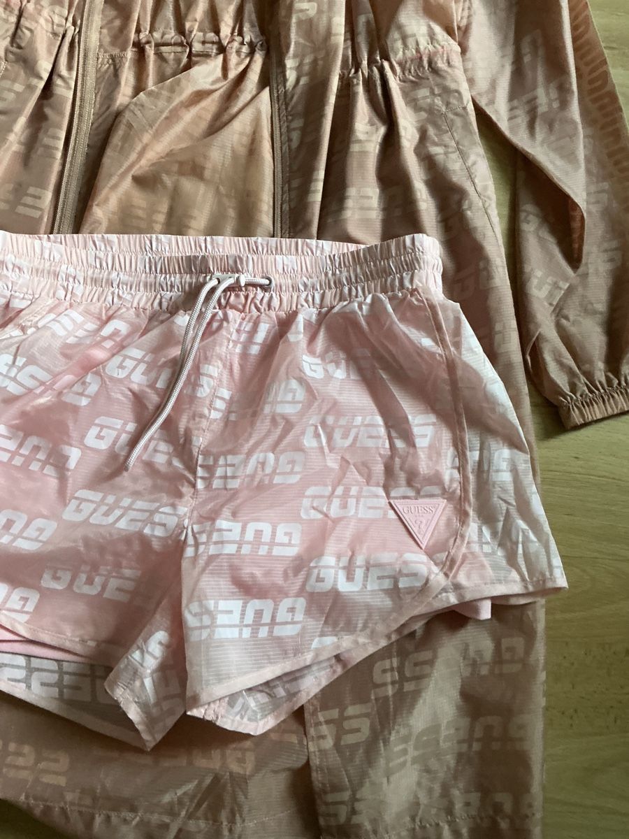 Guess Completi & Tailleur: Jacke, Shorts – Nuovo (secondo la descrizione) da St.Gallen venduto da nat_7n75 1
