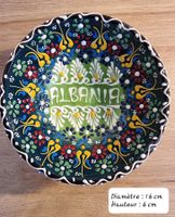 Plat en céramique peinte en provenance d'Albanie