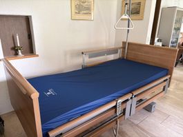 Pflegebett mit Antidekubitusmatratze