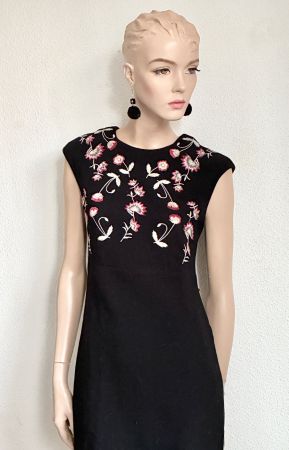 Kleid von Desigual in Schwarz mit aufgesticktem Blumenmuster