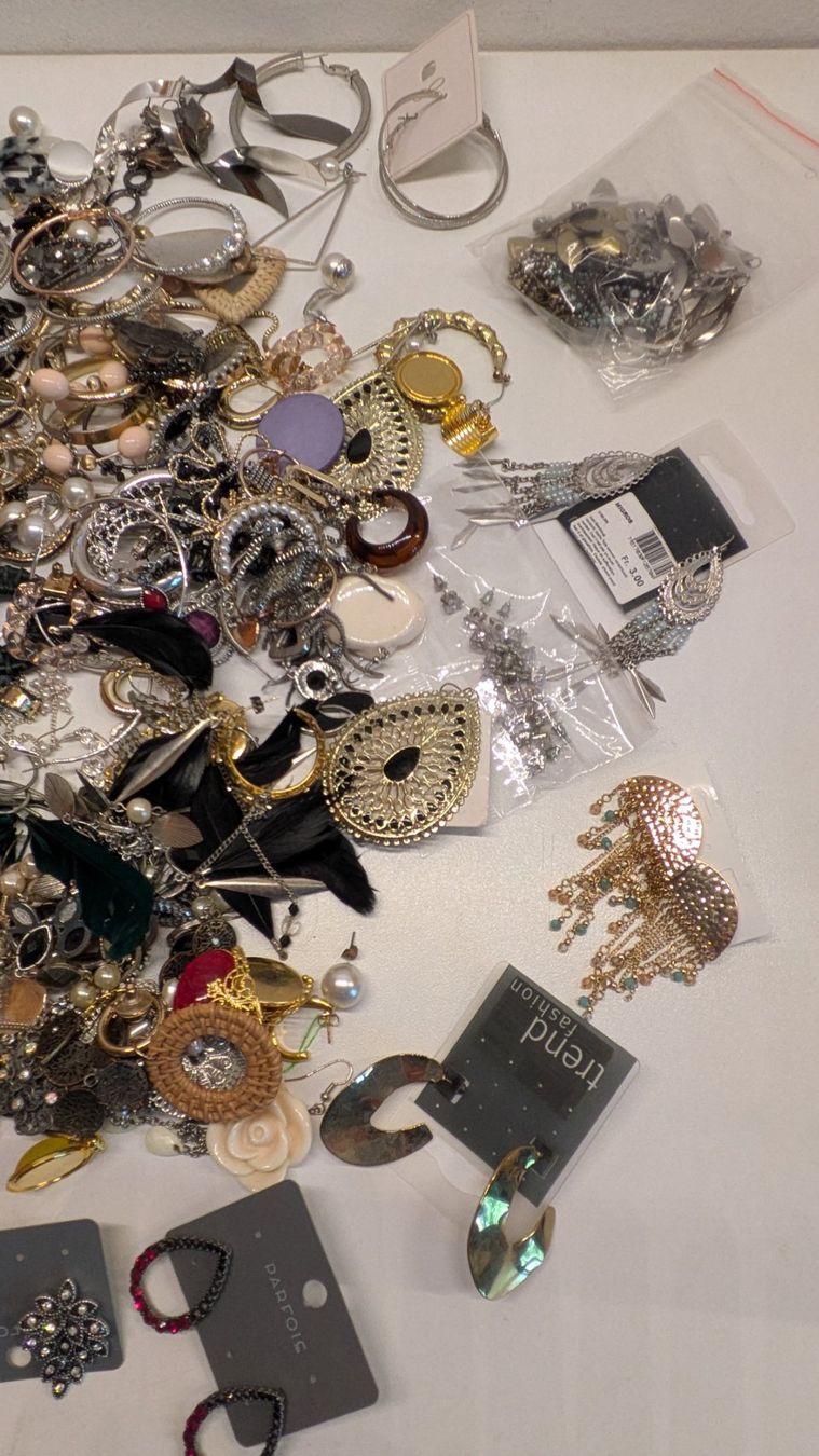 Ohrringe & -stecker: Modeschmuck, 2 Kilo Ohrringe, Ohrstecker – Gebraucht aus Ligornetto von Ligornetto 5