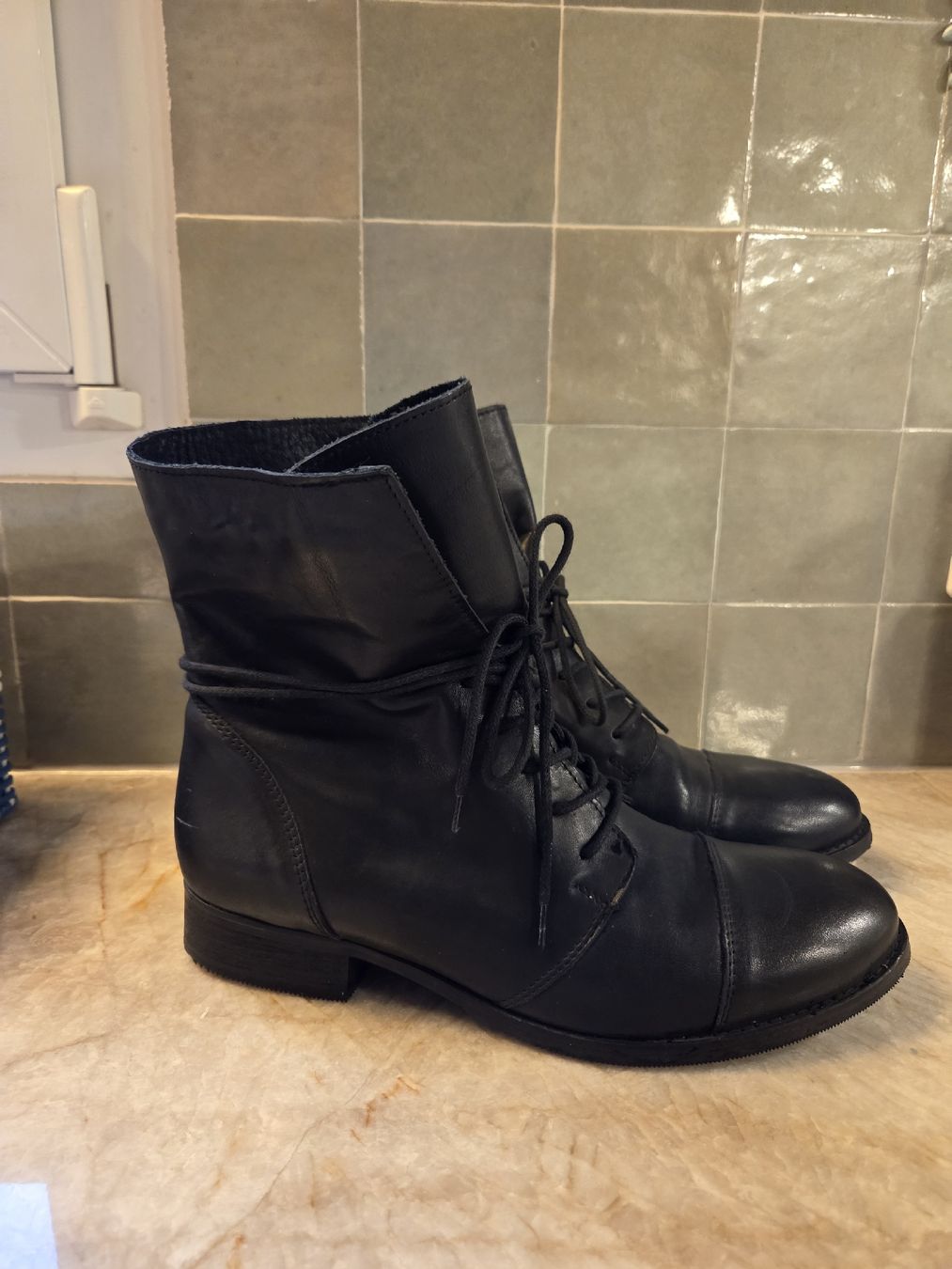 Scarpe da donna: schwarze Stiefeletten Gr 41 – Usato da Wettingen venduto da Arpad04 1