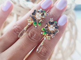 Blumenohrringe, neu, handbemalt und goldenen Details