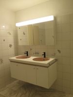 Spiegelschrank mit Beleuchtung und Waschtisch