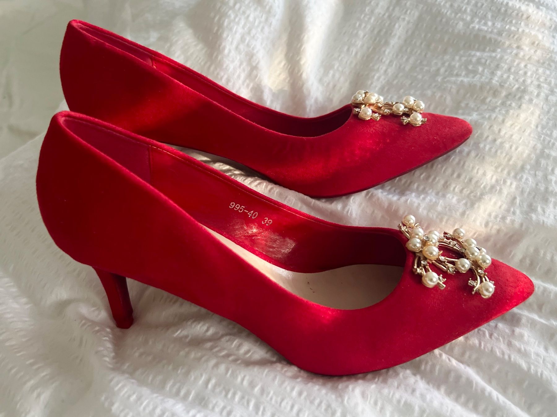 Scarpe da donna: Neue Pumps Gr. 39 - rot mit Perlendetails – Nuovo (secondo la descrizione) da Turgi venduto da SHK 1