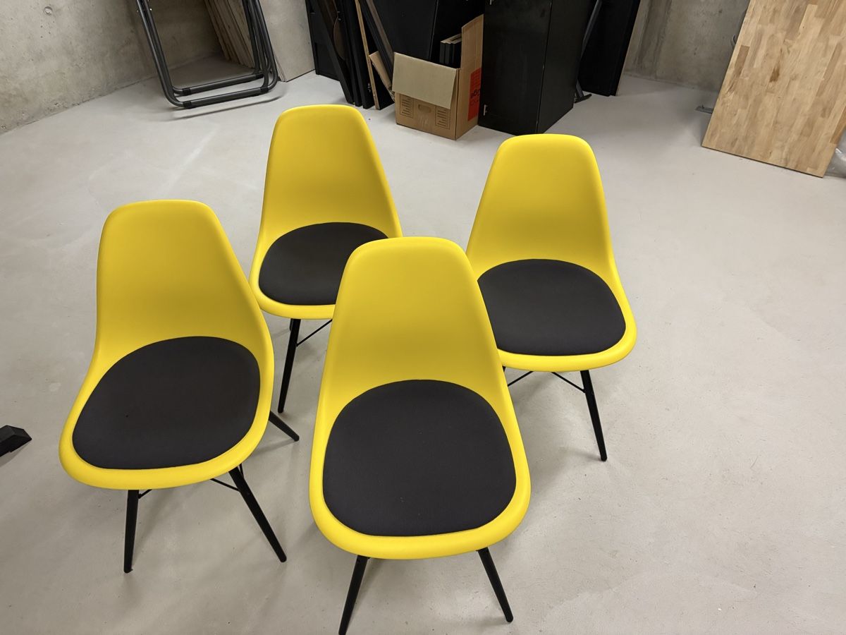 Vitra Sedie: 4 Stk. Charles Eames Vitra Stühle – Usato da Biel/Bienne venduto da dalbotex