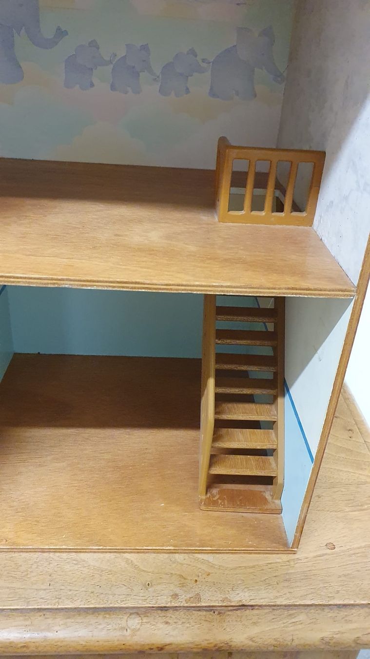 Case e mobili per bambole: PUPPENHAUS AUS HOLZ – Usato da Dietikon venduto da brocki-eyra 4