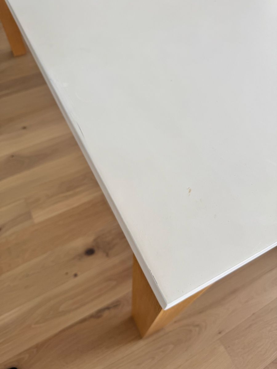 Tische: White Dining Table with Wooden Legs – Gebraucht aus Pully von bog_n2xk 2