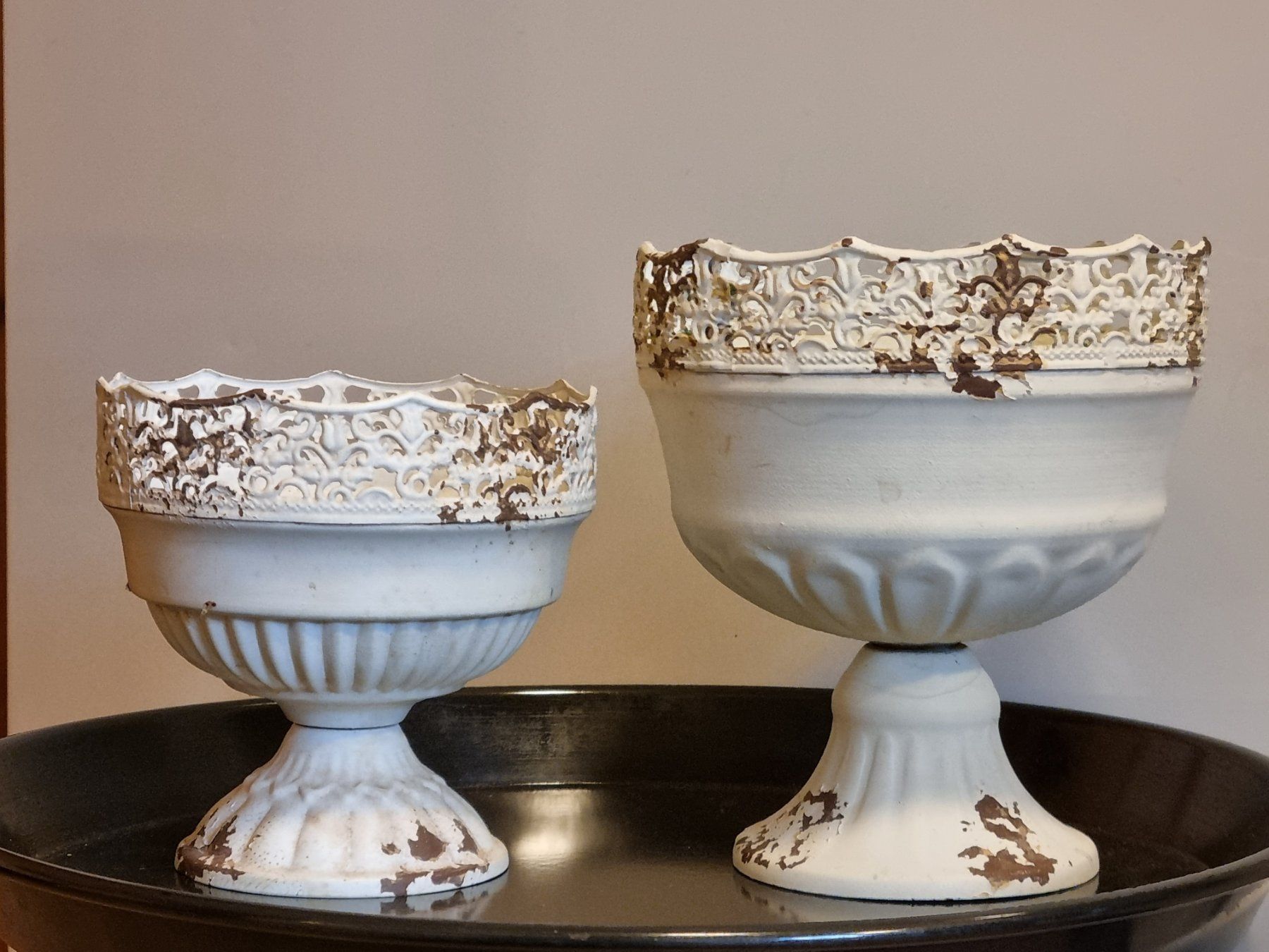 Blumentöpfe: 2 Cachepots auf Fuss Antikstil Shabby Chic – Gebraucht aus Scharnachtal von devin03 5
