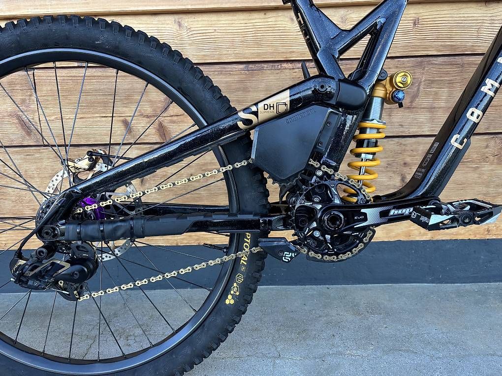 Vélos: Commencal Suprême DH V5 Ultimate medium – D'occasion à Torgon par jfr_58dd 1