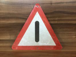 Gebrauchtes Gefahren Verkehrssignal