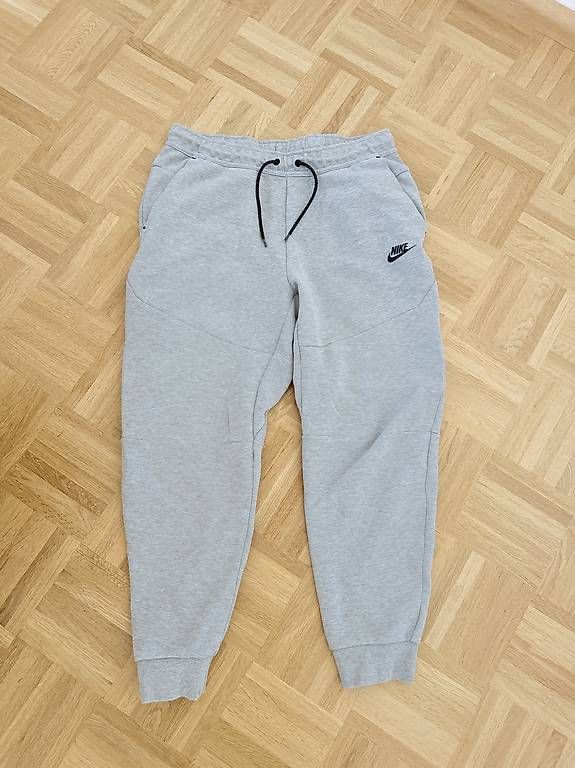 Nike Pantaloni: Nike Tech Fleece – Usato da Basel venduto da alu_l9s8