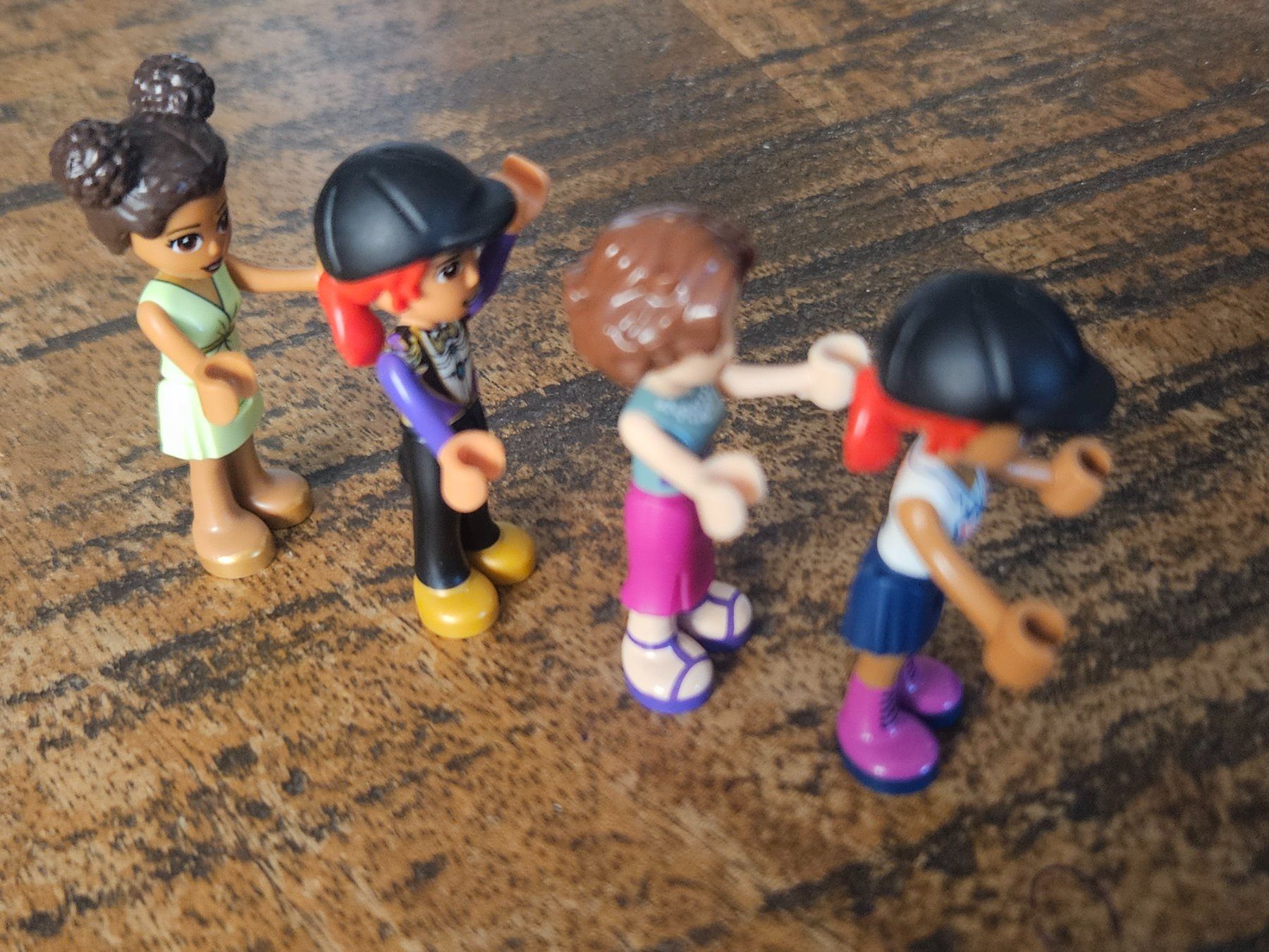 Lego Kit di costruzioni: lego lot de 4 figurines friends – Usato da Confignon venduto da Ecrofigs 3