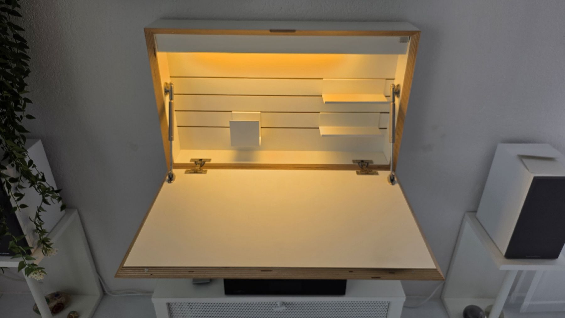 Scrivanie: Design Michael Higgers Wandsekretär – Usato da Nidau venduto da AbassH 2