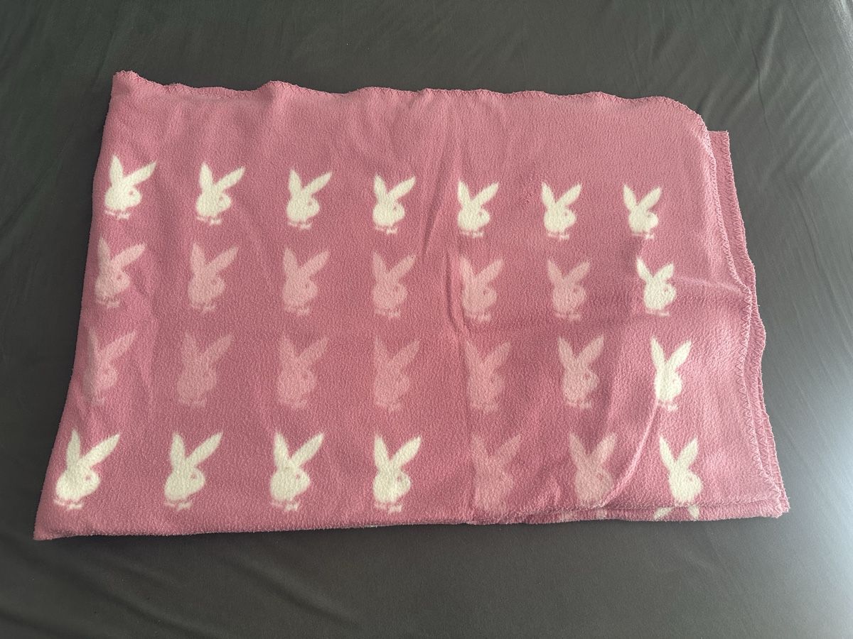 Coperte: Playboy Kuscheldecke, rosa mit Hasenmuster – Usato da Frauenfeld venduto da 1PegPeg1