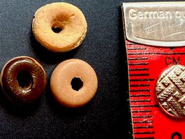 3 versch. Donuts (hell/ dunkel) f/Puppenstuben. Handarbeit.